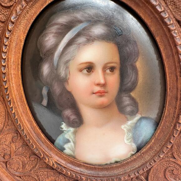 Antique Miniature Portrait Painting in Carved Wood Frame | Elegant Georgian Lady - Picture 3 of 13